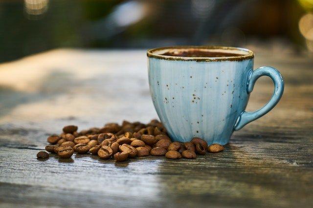 Blue-coffee-cup-and-coffee-beans