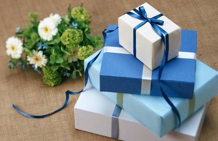 Blue-gift-boxes-next-to-a-bouquet