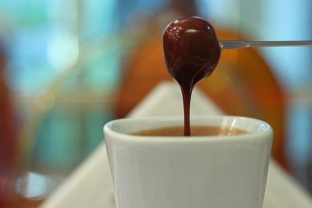 Bowl-of-melted-chocolate-for-dipping