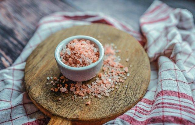 Bowl-of-pink-salt-on-a-wooden-board