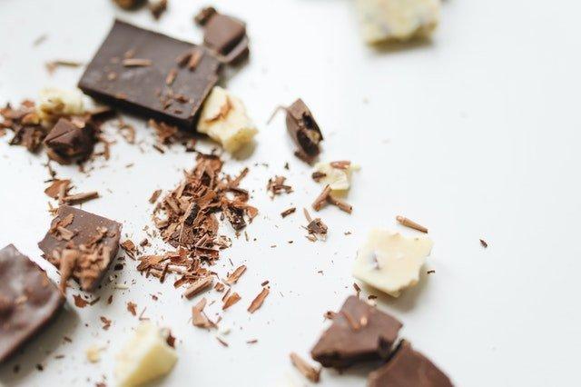Broken-pieces-of-milk-white-and-dark-chocolate