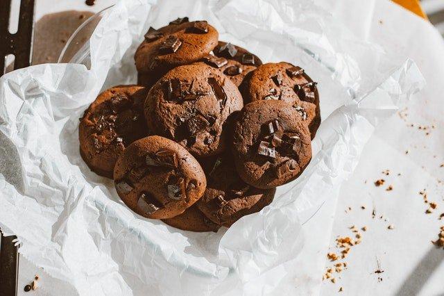 Chocolate-chip-cookies-on-white-paper