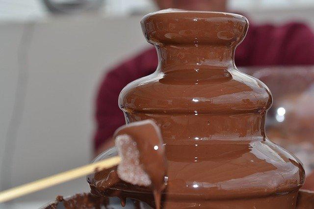 Chocolate-fountain-closeup
