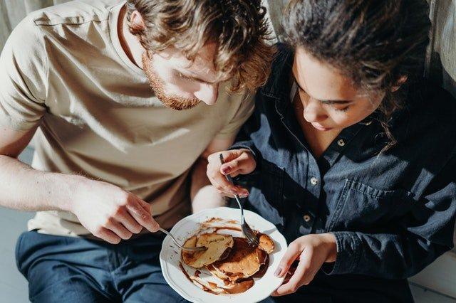 Couple-eating-pancakes