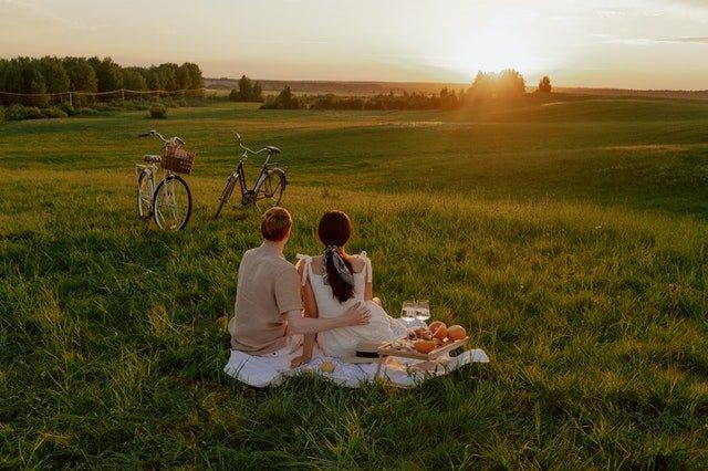 Couple-on-a-sunset-picnic-in-a-meadow