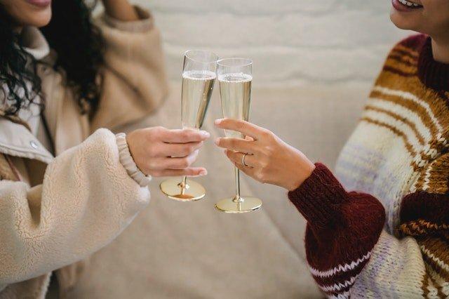 Couple-toasting-with-champagne