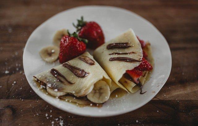 Crepe-with-chocolate-and-strawberries