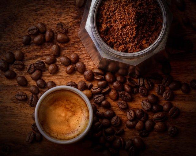Espresso-coffee-beans-and-ground-coffee