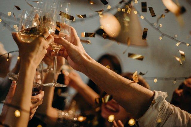 Group-toasting-glasses-with-gold-confetti