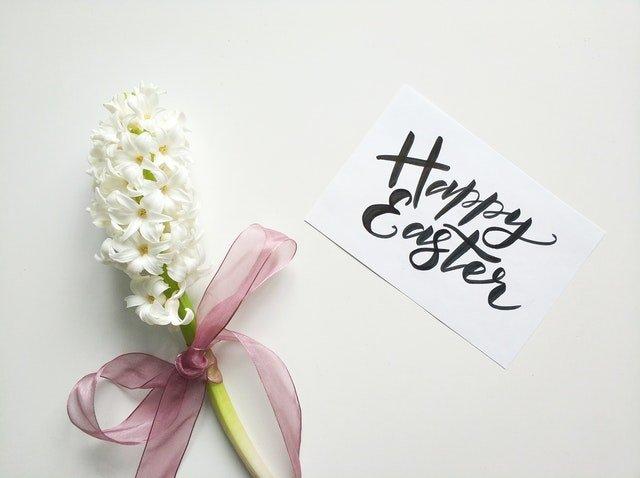 Happy-Easter-note-with-white-flower