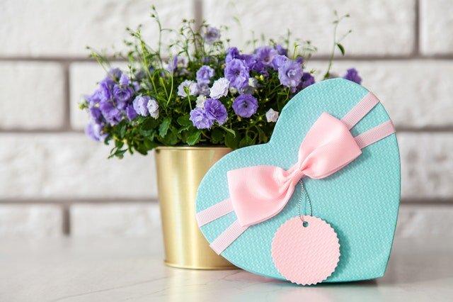 Heart-shaped-gift-box-with-flowers