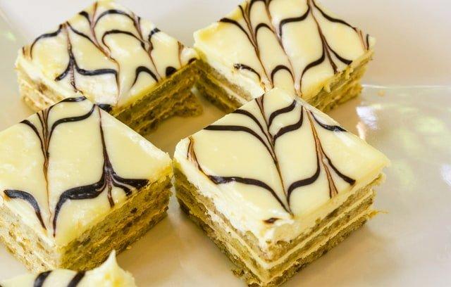 Marbled-chocolate-icing-cakes
