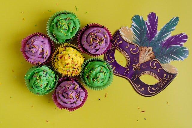 Mardi-Gras-mask-and-cupcakes