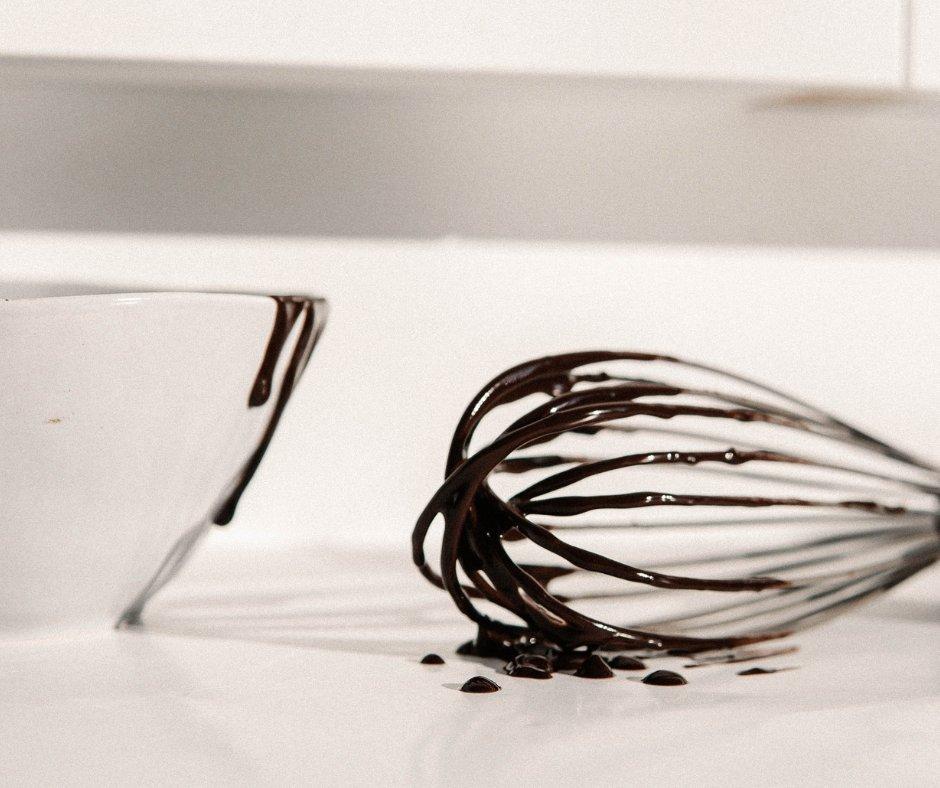 Melted-chocolate-and-whisk
