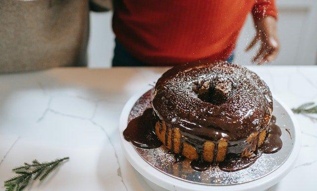 Melted-chocolate-over-round-cake