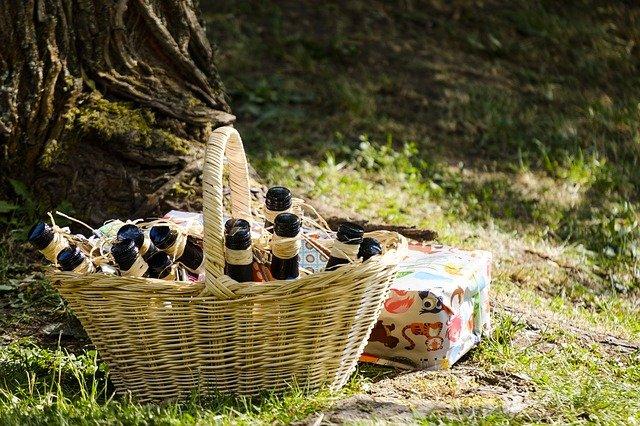Outdoor-hamper-with-bottles
