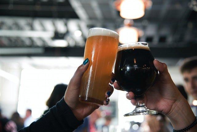 People-toasting-pints-of-beer