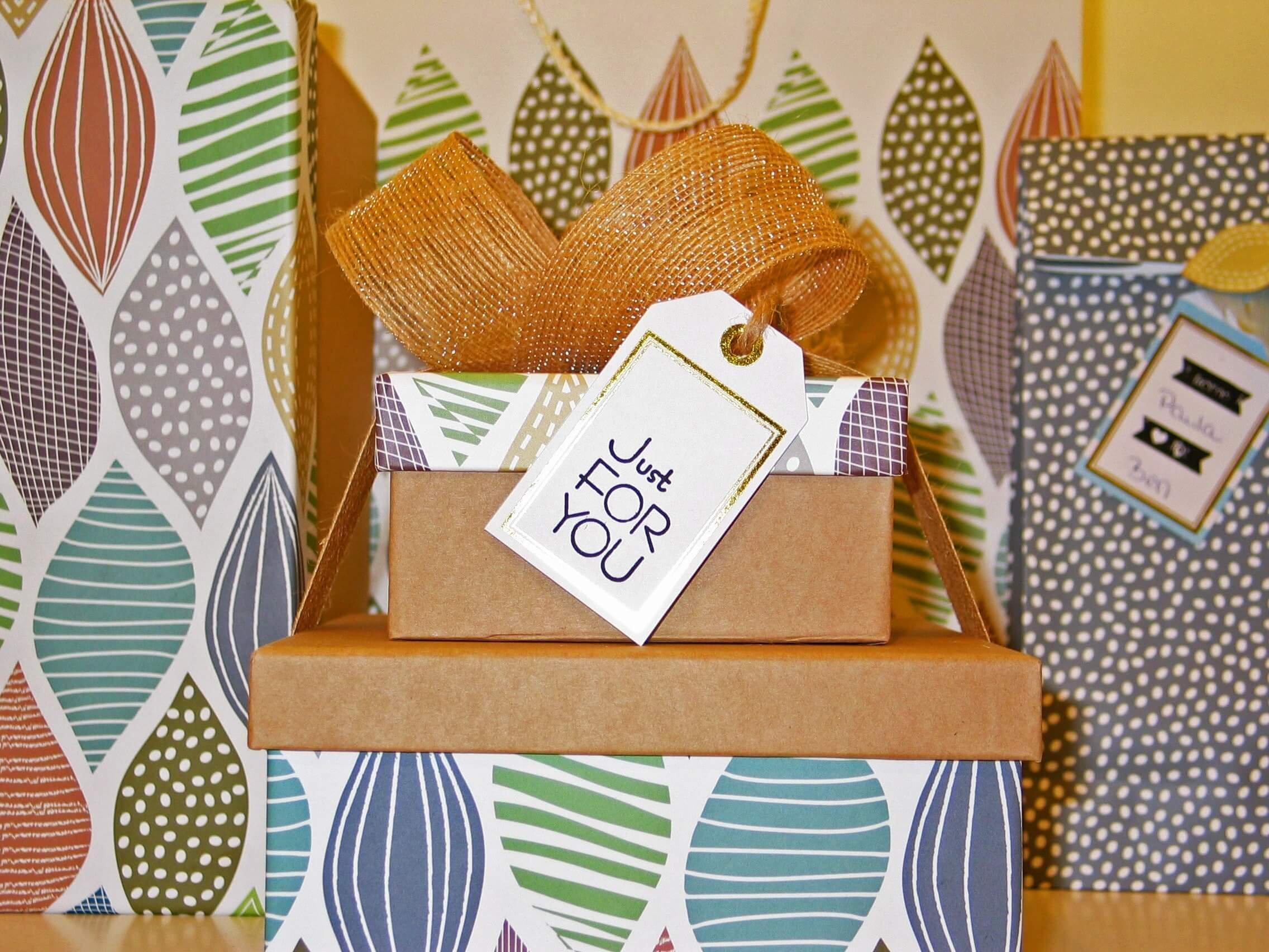 Pile-of-wrapped-gifts-in-patterned-paper