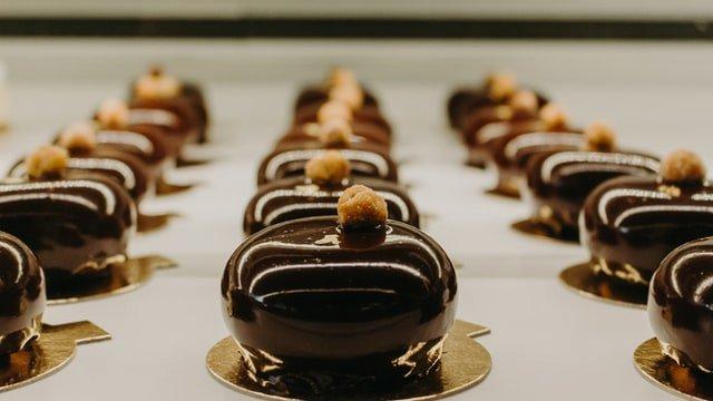 Tray-of-truffles-covered-in-melted-chocolate