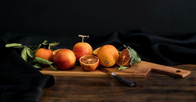 Wooden-chopping-board-with-blood-oranges