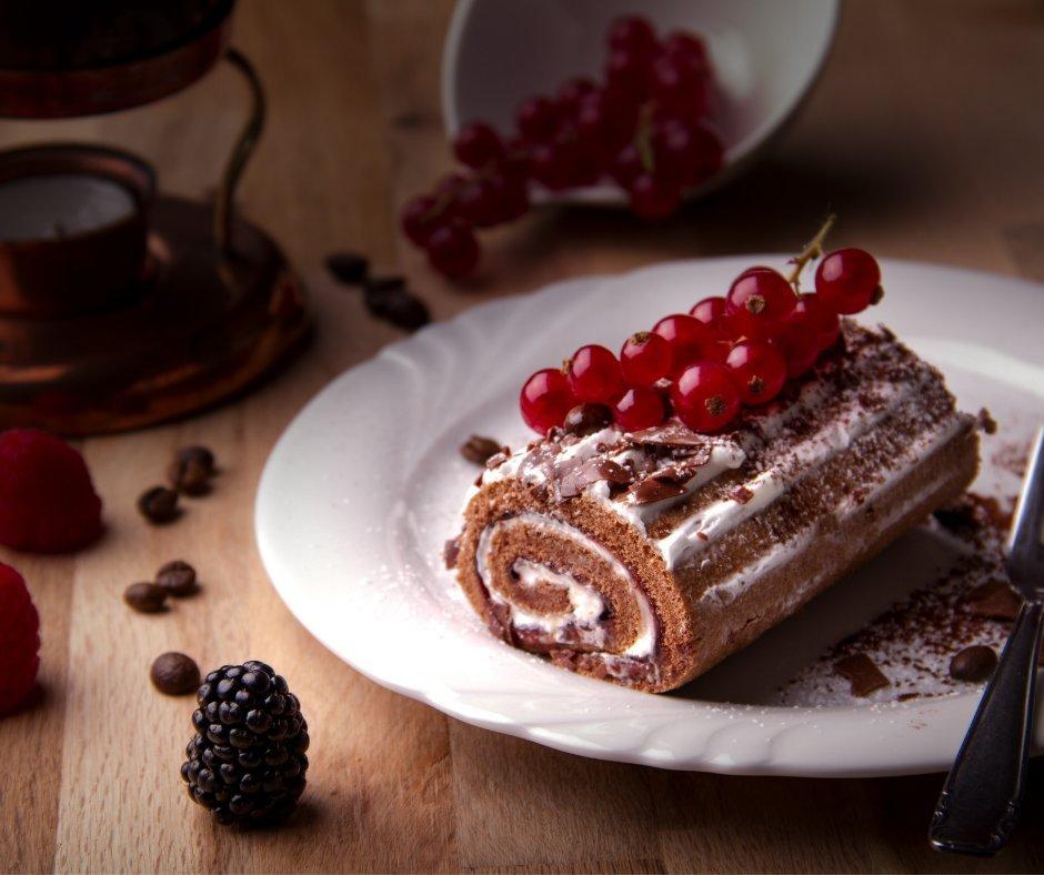 Yule-log-with-cranberries