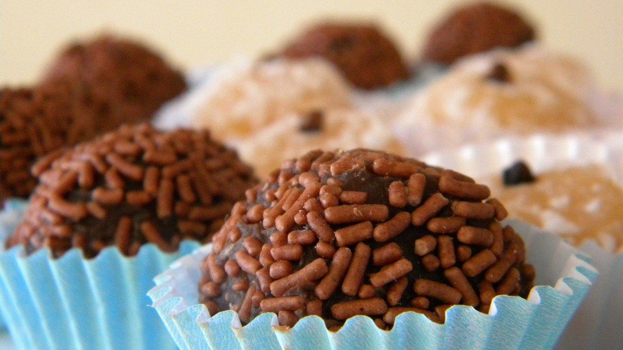 brigadeiros-blue-paper-cases