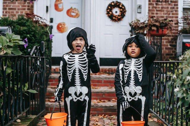 children-in-skeleton-costumes-for-halloween