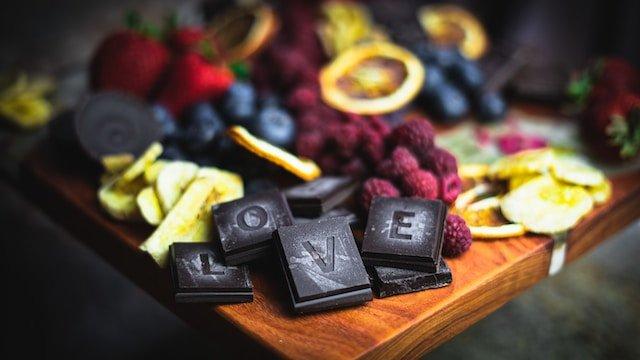chocolate-and-fruit-love-board