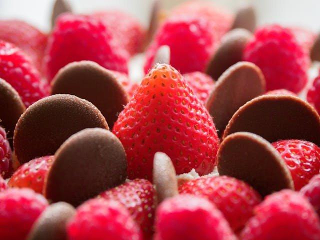 chocolate-buttons-and-strawberries
