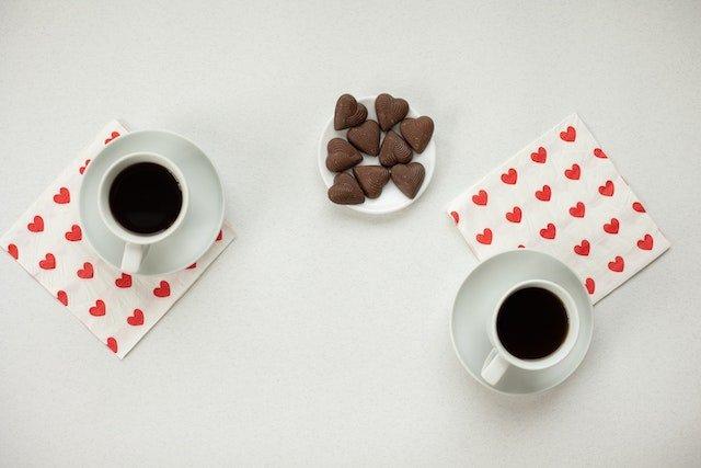chocolate-hearts-and-cups-of-coffee