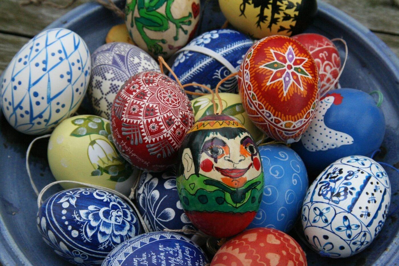 coloured-eggs-in-a-bowl