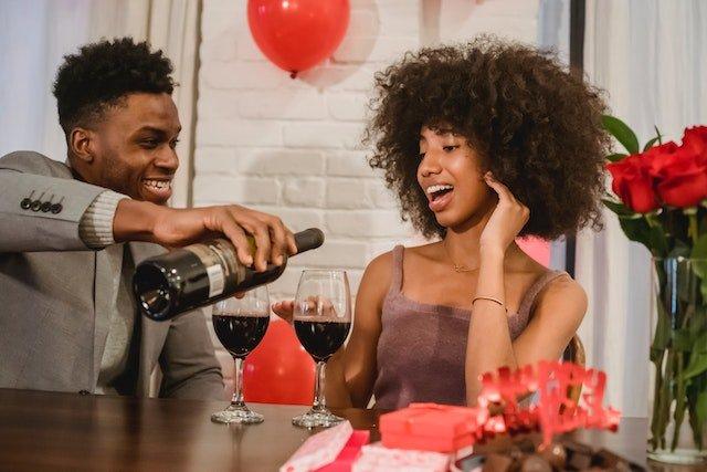 couple-drinking-red-wine