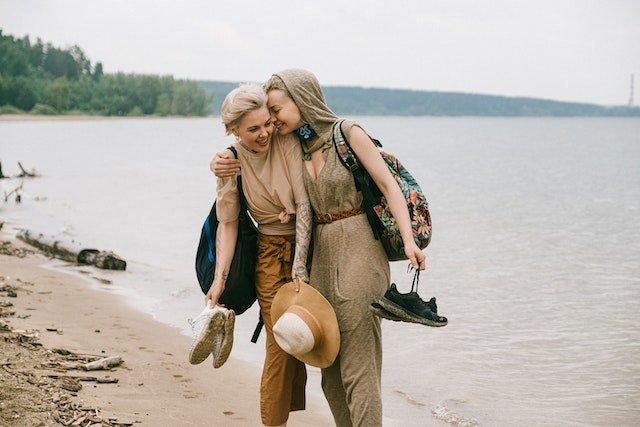 couple-on-a-date-at-the-beach
