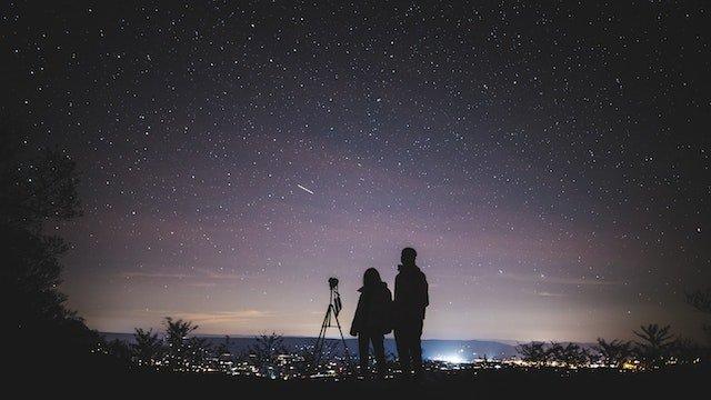 couple-stargazing-with-a-telescope