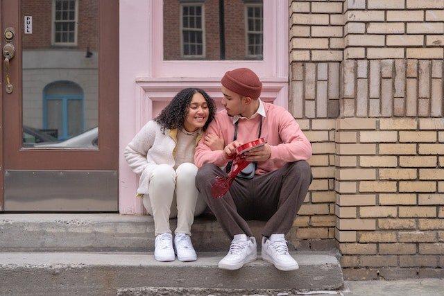 couple-with-valentines-chocolate