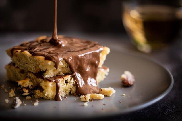 drizzling-melted-chocolate-over-cake