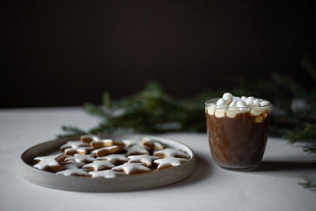 gingerbread-stars-and-hot-chocolate