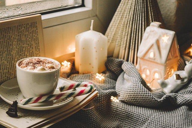 hot-chocolate-and-candy-cane