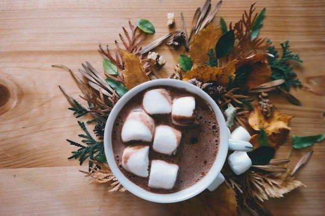 hot-chocolate-marshmallows-autumn-leaves