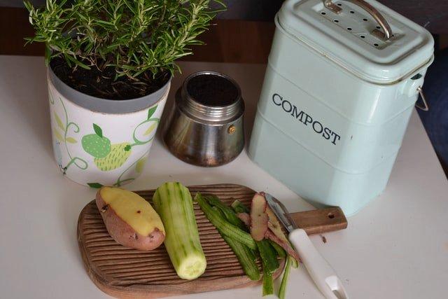 kitchen-compost-bin-veg