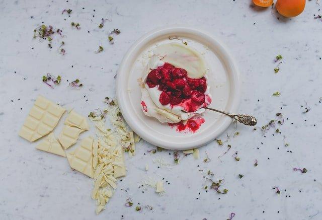 meringue-white-chocolate-berries