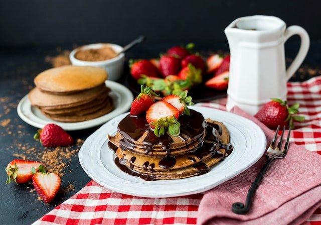 pancakes-with-strawberries-and-chocolate-sauce