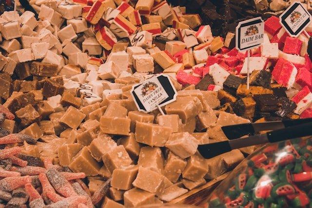 sweet-shop-counter-with-fudge