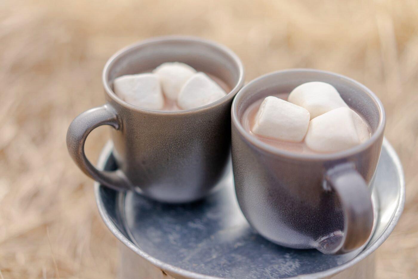 two-hot-chocolate-mugs-with-marshmallows