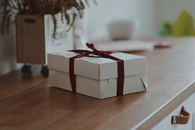 white-gift-box-red-ribbon